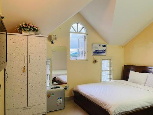 a small bedroom with a bed and a window at villa Nga Hoàng Đà lạt in Da Lat