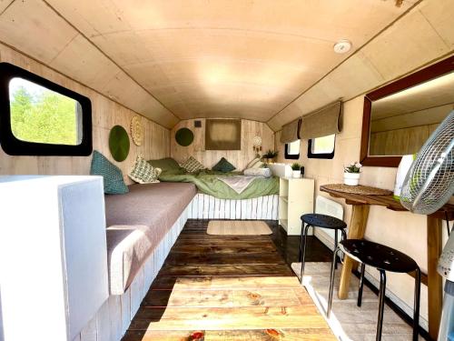 uma pequena caravana com uma cama e um quarto em Wake nams ar pirtiņu em Jēkabpils