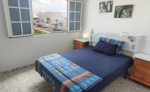 um quarto com uma cama e duas janelas em Mar y Sol 7 with sea views em Punta Mujeres