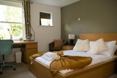 - une chambre avec un lit, un bureau et une fenêtre dans l'établissement Spacious 3 bedroom apartment free parking, à Kent