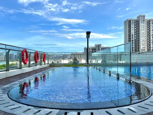 Bazén v ubytování Wyndham Grand Plaza Royale Yuzhou Xiamen Wuyuan Bay nebo v jeho okolí