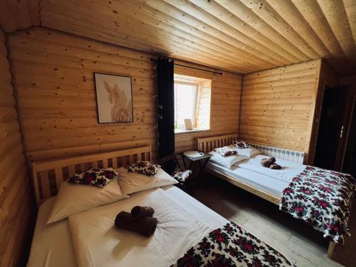 pokój z 2 łóżkami w drewnianym domku w obiekcie Noclegi Przystanek Bieszczady w Centrum w mieście Ustrzyki Dolne