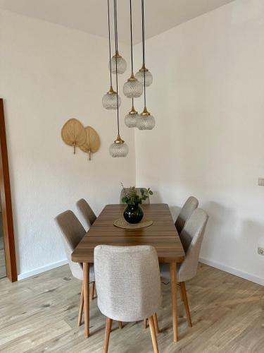 a dining room with a wooden table and chairs at Perfekt für 5 - Stylisch & Zentral - Küche in Essen
