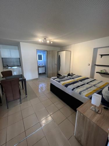 een slaapkamer met een bed en een tafel en een keuken bij Santa Lucia Apartments in Bodensdorf