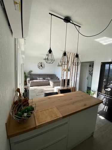 une cuisine avec un comptoir en bois et quelques lumières dans l'établissement Studio cosy, à Nice