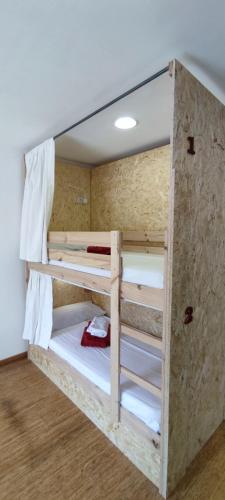 Ένα ή περισσότερα κρεβάτια σε δωμάτιο στο HOSTEL NAMOR