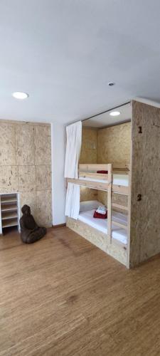 Ένα ή περισσότερα κρεβάτια σε δωμάτιο στο HOSTEL NAMOR