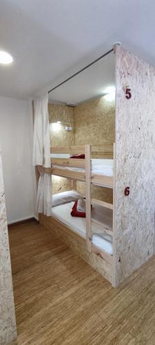 Ένα ή περισσότερα κρεβάτια σε δωμάτιο στο HOSTEL NAMOR