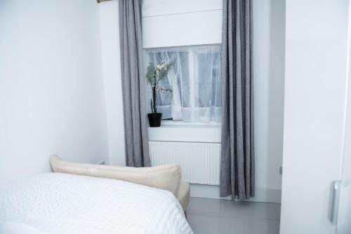 a bedroom with a bed and a window at 1B Apartment, 30 mins to Oxford Street in London