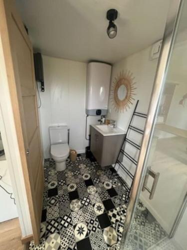 une petite salle de bain avec toilettes et lavabo dans l'établissement Le Marronnier, à Billy