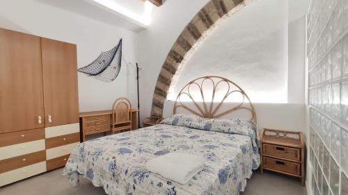 una camera con un letto e una grande finestra di Dietro l'Angolo a Nettuno
