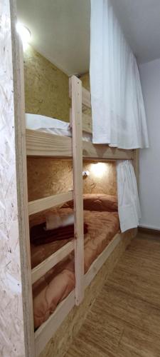 Μία ή περισσότερες κουκέτες σε δωμάτιο στο HOSTEL NAMOR