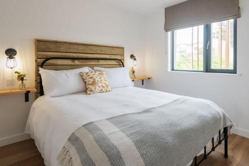 Ένα ή περισσότερα κρεβάτια σε δωμάτιο στο Apartment 14, Withie Cove