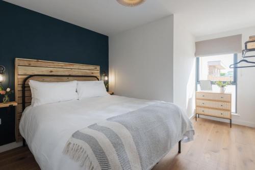 Llit o llits en una habitació de Apartment 9, Searush Cove