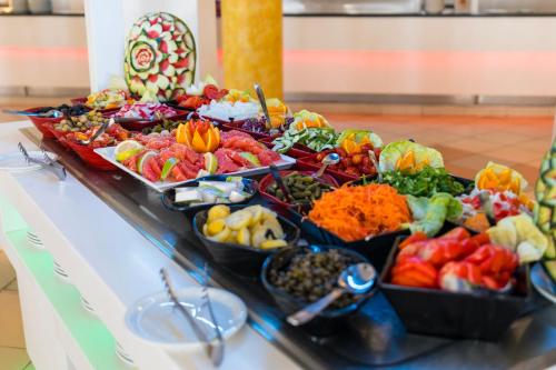 um buffet de diferentes tipos de alimentos em uma mesa em TMK Marine Beach - All Inclusive Seafront resort em Triffa