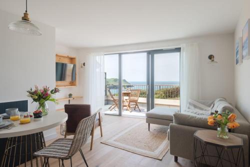 uma sala de estar com vista para o oceano em Apartment 8, Forest Cove em Hope-Cove
