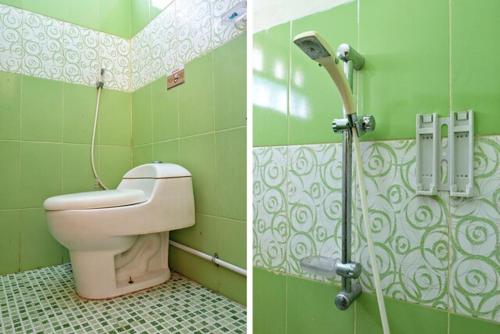 uma casa de banho verde com um WC e um chuveiro em la Reso Homestay em Pamanjengang