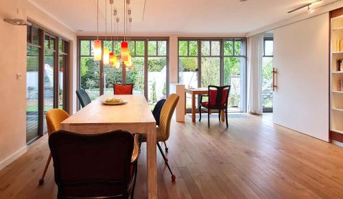uma cozinha e sala de jantar com mesa e cadeiras em Kleine Oase em Bottrop