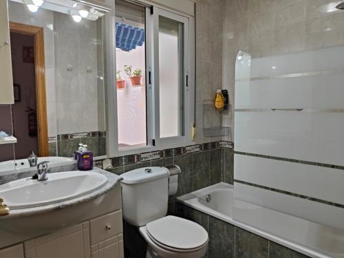 een badkamer met een toilet, een wastafel en een bad bij Apartamento El Rinconcito de Martina in Jarandilla de la Vera