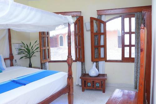 Katil atau katil-katil dalam bilik di Tembo Beach Cottage 2
