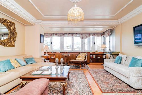 馬德里的住宿－科隆公寓，客厅配有沙发和桌子