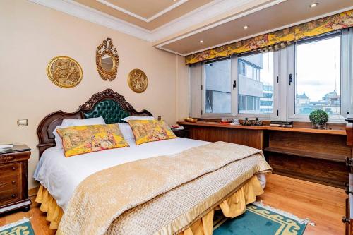 Un dormitorio con una cama grande y una ventana en Colon Suites en Madrid