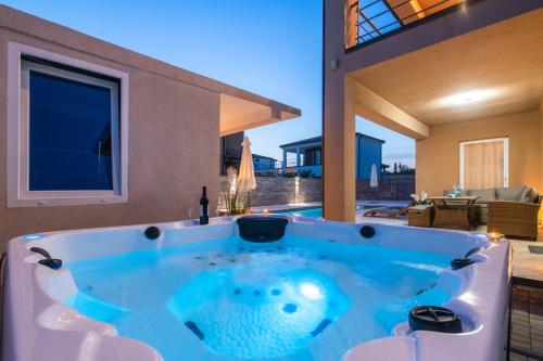 eine Whirlpool-Badewanne vor einem Haus in der Unterkunft Villa Maslina in Vodnjan