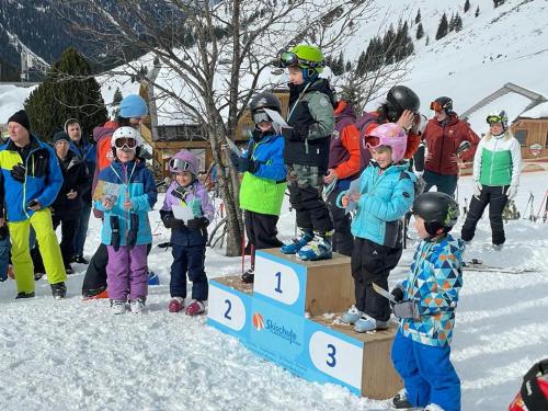 WeerbergにあるSonnenresidenz Friedheimの雪の中の表彰台に立つ一団