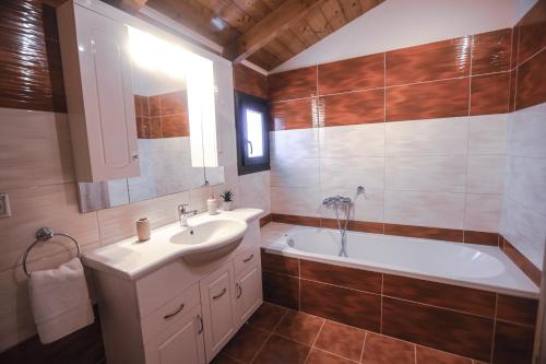 基普塞利的住宿－Villa Hestia，带浴缸、水槽和浴缸的浴室