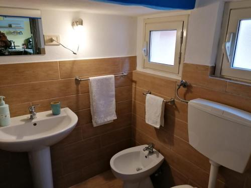 bagno con lavandino, servizi igienici e finestra di Casa Giusitta a Catania