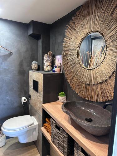 La salle de bains est pourvue d'un lavabo et d'un miroir. dans l'établissement Petite maison, à Vic-la-Gardiole
