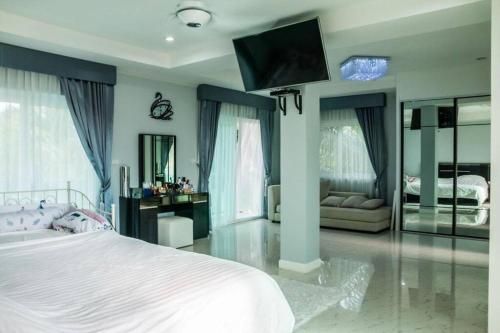 TV a/nebo společenská místnost v ubytování Pattaya Pool Villa
