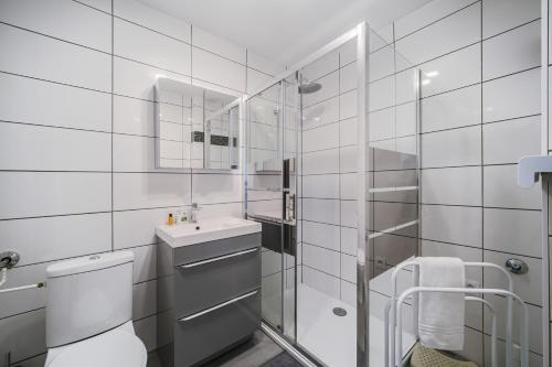 une salle de bain blanche avec des toilettes et un lavabo dans l'établissement La Symphonie - Joli appt à Colmar, à Colmar
