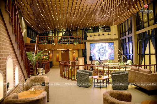 un vestíbulo con una pantalla grande en un edificio en AERO HOTEL BY AERO LOUNGE AND BAR en Katmandú
