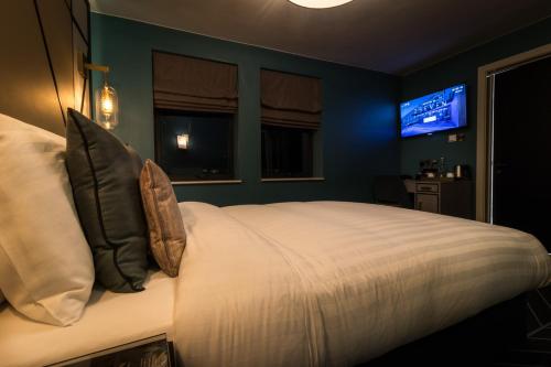 Una cama o camas en una habitación de Seven Hotel
