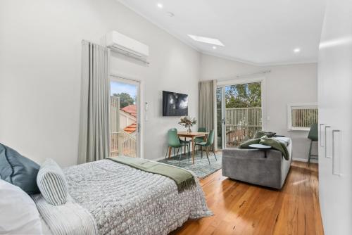 Schlafzimmer mit einem Bett, einem Tisch und Stühlen in der Unterkunft WILL56 - Gumtree Studio in Perth