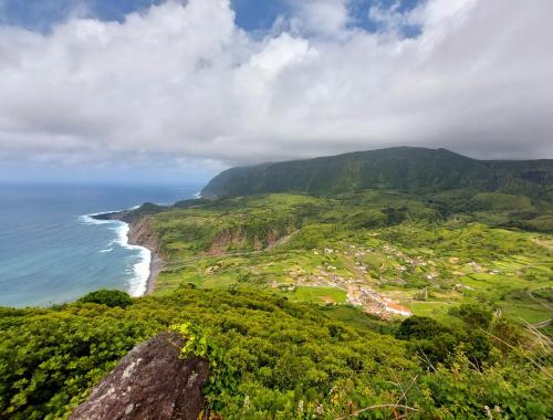 vistas aéreas al océano y a la playa en Casa dos Sonhos, en Fajazinha