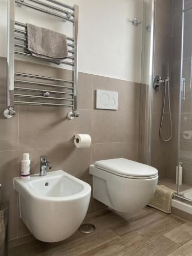 uma casa de banho com um WC, um lavatório e um chuveiro em Attico panoramico Luxury Roma em Roma