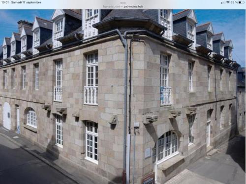 um grande edifício de tijolos com janelas do lado em Bel appartement dans petite citée de caractère em Tréguier