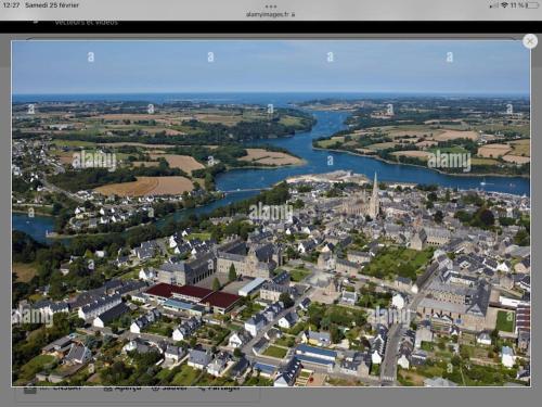 uma vista aérea de uma cidade e de um rio em Bel appartement dans petite citée de caractère em Tréguier