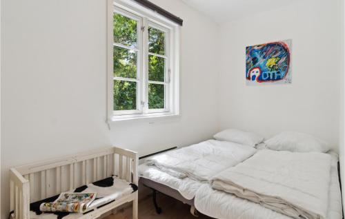 HøjbyにあるNice Home In Hjby With 3 Bedrooms And Wifiの白いベッドルーム(ベッド1台、窓付)