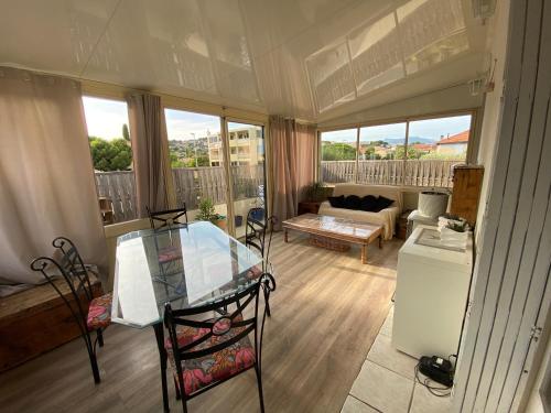 un salon avec une table en verre et un canapé dans l'établissement Le Lola charment T3 à 10 minutes à pied de la plage., à La Seyne-sur-Mer