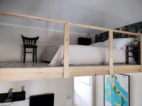a bunk bed in a room with a tv at Un rifugio bohémien in Turin