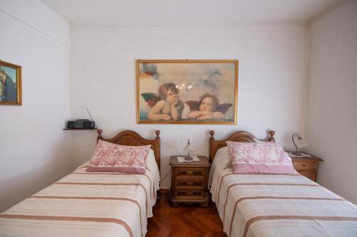 2 Betten in einem Zimmer mit Wandgemälde in der Unterkunft 175 - Casa Foglia ,100 meters to sea and beach in Sestri Levante