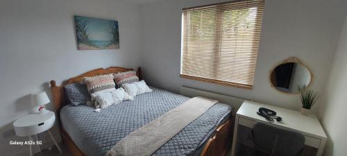 Dormitorio pequeño con cama y espejo en Inviting 1-Bed Apartment in Coventry, en Coventry