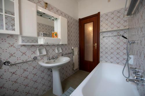 ein Badezimmer mit einem Waschbecken, einem WC und einer Badewanne in der Unterkunft 175 - Casa Foglia ,100 meters to sea and beach in Sestri Levante