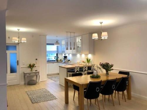 a kitchen and dining room with a table and chairs at Zaciszny dom in Szczecin