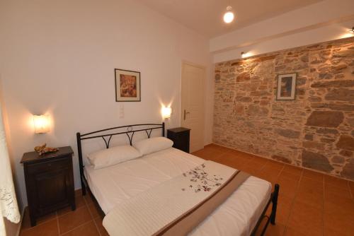 A bed or beds in a room at Konstantza Studios and Apartments