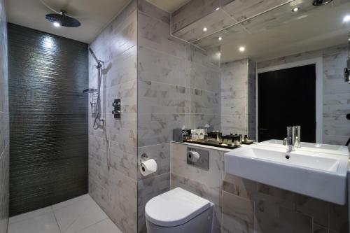 Un baño de Seven Hotel