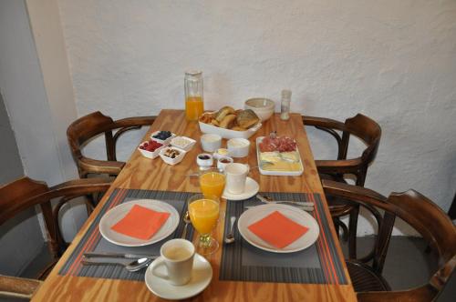 un tavolo in legno con prodotti per la colazione e bevande di B&B Waterfields a Zonnebeke